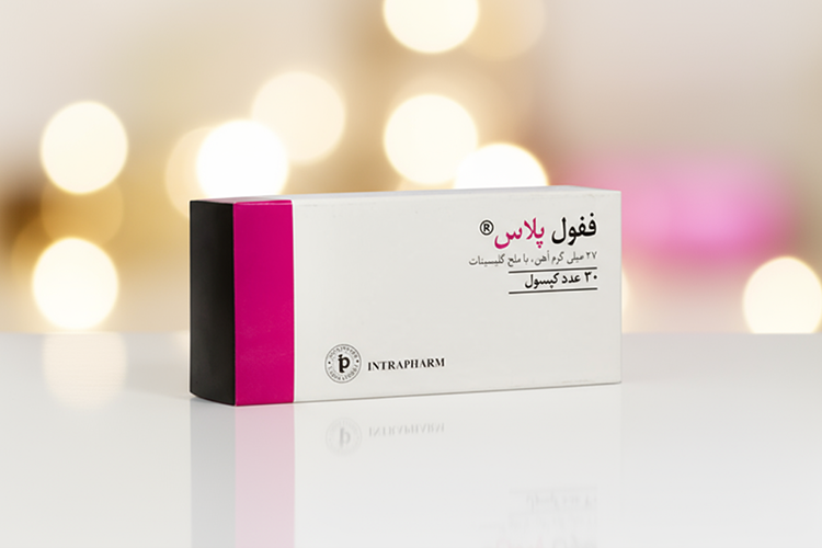 تصویر کپسول ففول پلاس روی سطح سفید